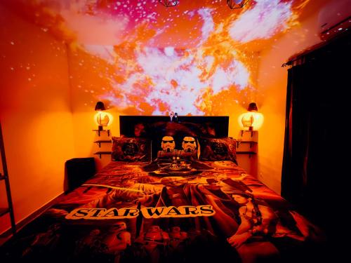 a bedroom with a star wars poster on the wall at Hospédate en Star Wars Una galaxia de confort in Torreón