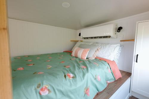 Postel nebo postele na pokoji v ubytování Brand New Tranquil Tiny Home On 60 Acres Near Kennilworth Feed Friendly Cows, Spectacular Views
