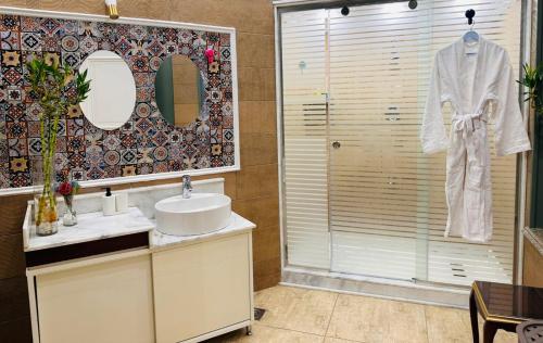 Ένα μπάνιο στο GA Plus Hotel in the heart of Cairo