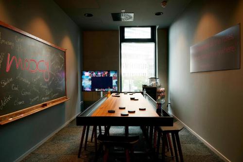 Televisyen dan/atau pusat hiburan di Moxy Frankfurt Eschborn
