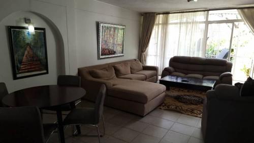 Posezení v ubytování Castille Lodge Avenues - No Power Cuts & New Bathrooms