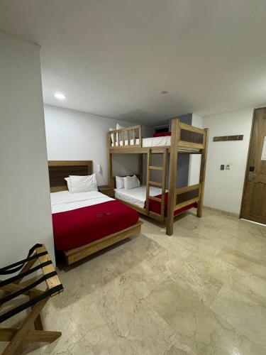 une chambre avec deux lits superposés dans une pièce dans l'établissement Hotel Odonata Real, à Carthagène des Indes