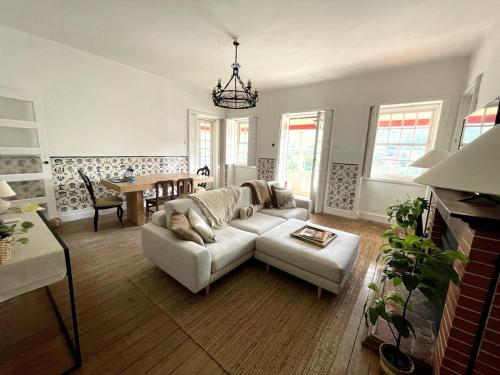 een woonkamer met een bank en een tafel bij Historic Douro Valley Quinta in Lamego