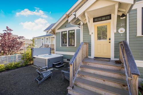 una casa con terrazza con grill e porta di Hygge on Hilltop by Seabrook Hospitality a Pacific Beach