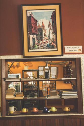 a display case with a painting of a city at Hostal Las Palmas in Puyo