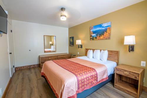 Postel nebo postele na pokoji v ubytování Glenwood Springs Cedar Lodge