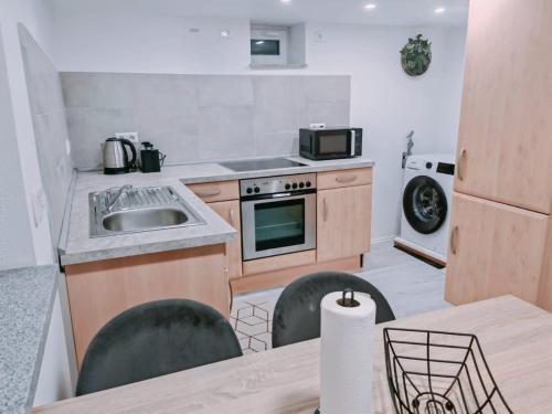 a kitchen with a sink and a microwave at Charmantes schickes Apartment in Neuenstadt am Kocher