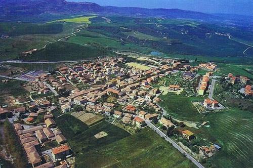 an aerial view of a city with houses at K2 Montalcino Apartment in Torrenieri