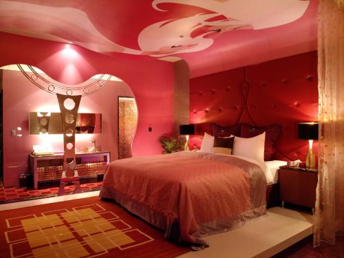 a bedroom with a bed with a pink ceiling at 探索汽車旅館中和館 新北市旅館277-2號 in Zhonghe