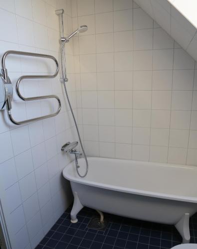5-Bed-Rooms House with Jacuzzi, Free Parking, and 2 Toilets-Bath in Malmöにあるバスルーム
