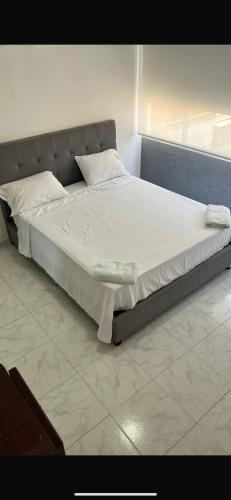 a bedroom with a large bed with white sheets at Excelente vista in Cartagena de Indias