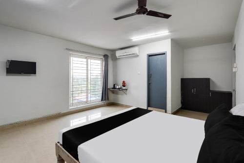 Кровать или кровати в номере Super Hotel O ECR Stays Near Nemmeli Beach Formerly GVS Homes