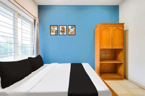 Кровать или кровати в номере Super Hotel O ECR Stays Near Nemmeli Beach Formerly GVS Homes