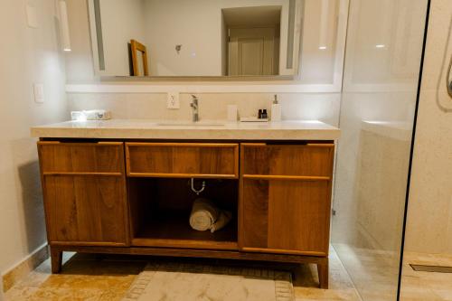 a bathroom with a sink and a mirror at Condos Privados en Huatulco in Tangolunda