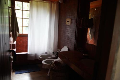 een badkamer met een toilet en een raam bij Iemanyá in Villa Gesell