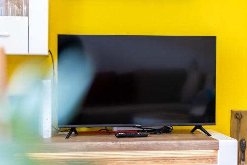 a flat screen tv sitting on top of a table at Ferienwohnungen Christoph in der Edelweißstraße in Pfaffing