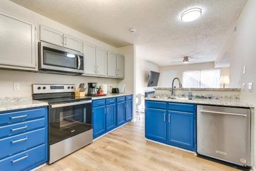 Η κουζίνα ή μικρή κουζίνα στο 15 Mi to Greensboro Archdale Condo with Fireplace