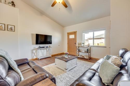 Televisyen dan/atau pusat hiburan di 1 Mi to Main St and Riverwalk Home in Canon City