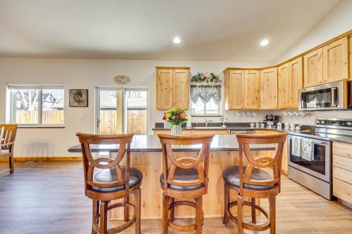 Dapur atau dapur kecil di 1 Mi to Main St and Riverwalk Home in Canon City