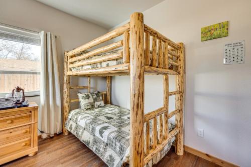 Katil atau katil-katil dalam bilik di 1 Mi to Main St and Riverwalk Home in Canon City