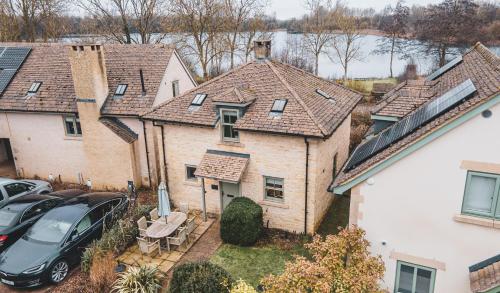 eine Luftansicht eines Hauses mit einem Auto auf dem Hof in der Unterkunft Cosy Cotswold Home - Jacobs Cottage in Cirencester