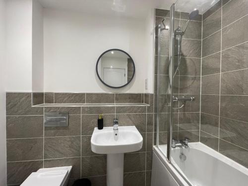 Ванная комната в 2 bedroom house in Glebe farm