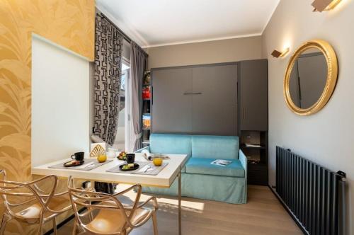 ein Wohnzimmer mit einem Tisch, Stühlen und einem Spiegel in der Unterkunft Florence Holiday Apartment Ponte Vecchio Glow Suite Jacuzzi in Florenz