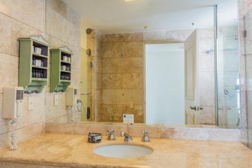 a bathroom with a sink and a large mirror at Condos Privados en Huatulco in Tangolunda