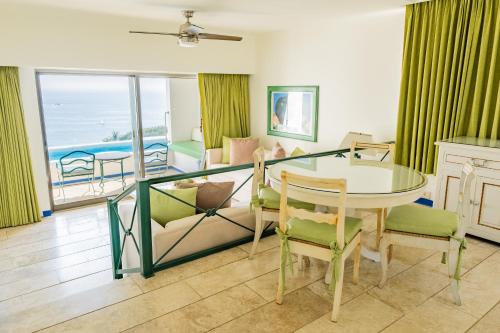 a living room with a table and a couch at Condos Privados en Huatulco in Tangolunda