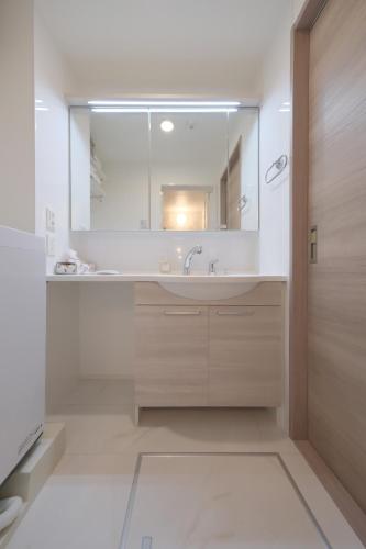 a bathroom with a sink and a mirror at Cozy Nest Nakano 2 stops 5 min to Ikebukuro 7 stops to Shinjuku 15 min new 1LDK in Tokyo