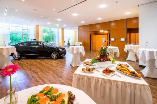 a dining room with a car parked in the background at Best Western Plus Hotel Am Schlossberg in Nürtingen