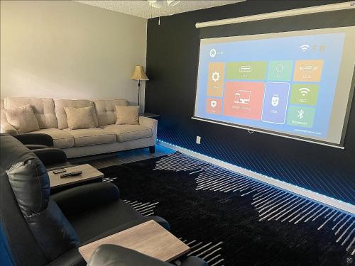 Gallery image of Queen Suite - Hot Tub - Home Theater - WiFi in Forest Park