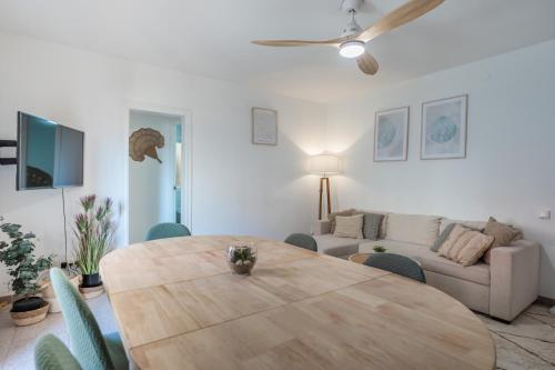 a living room with a table and a couch at Feel Welcome Barcelona 10 in Cornellà de Llobregat