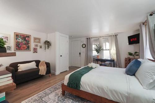 Ένα ή περισσότερα κρεβάτια σε δωμάτιο στο Homey Studio Near Downtown Sac and American River
