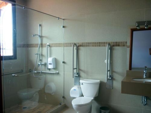 a bathroom with a shower and a toilet and a sink at Hotel Casa Vínculos in Estelí