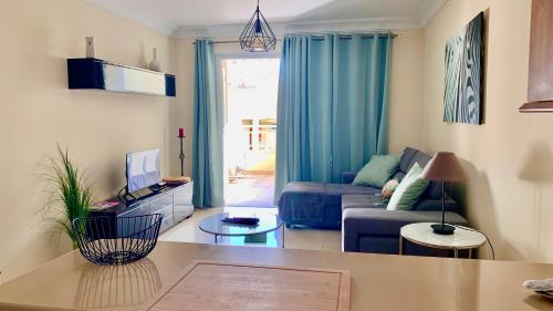 ein Wohnzimmer mit Sofa und Tisch in der Unterkunft Apartamento Las Palmeritas Palm Mar Tenerife Sur in Palm-mar