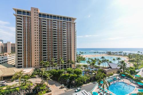 een luchtfoto van een resort met zwembad en strand bij Ilikai Tower 936 Lagoon View 1BR in Honolulu