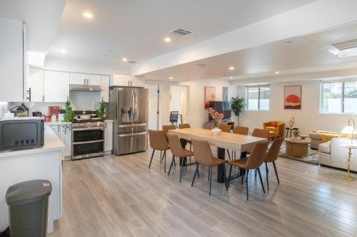 a kitchen and dining room with a table and chairs at Cozy Urban Retreat near Downtown LA & USC - Private room with shared Living room and kitchen in Los Angeles