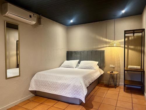 Postel nebo postele na pokoji v ubytování Hotel Londres