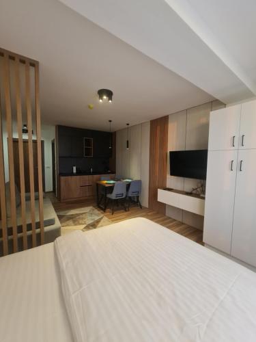 Una cama o camas en una habitación de SkyKop Apartmani