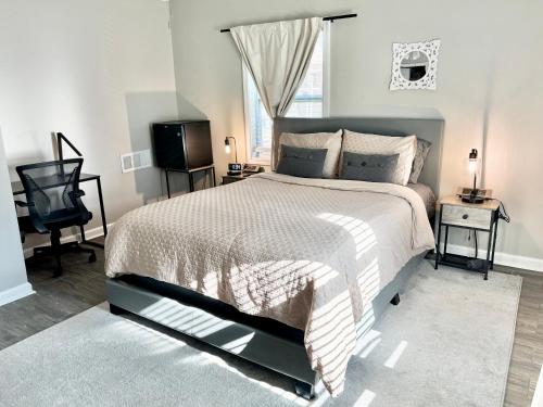 Ảnh trong thư viện ảnh của Queen Suite - Private Bath - Hot Tub - Home Theater ở Forest Park
