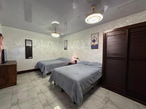 a bedroom with two beds and a television in it at Casa gemelas in León