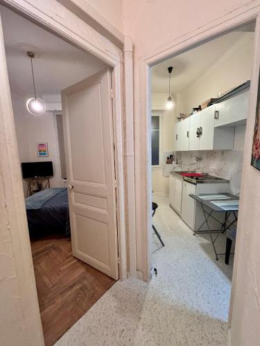 une porte ouverte dans une pièce avec une cuisine dans l'établissement Appartement Nice centre ville gare, à Nice