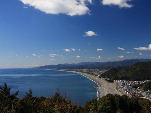 a view of a beach with buildings and the ocean at Business Hotel Kawakami in Kumano