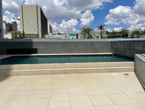 una piscina en la azotea de un edificio en Desert Pearl, en Windhoek
