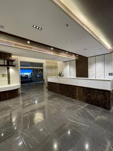 a lobby with a reception desk in a building at كويت سفن للشقق المخدومة in Jeddah