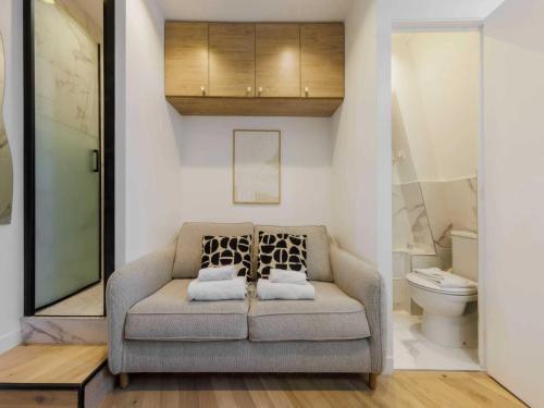 - un salon avec un canapé et des toilettes dans l'établissement Appartement in the heart of Paris Eiffel Tower, à Paris