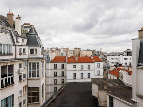 une vue depuis le toit d'un immeuble dans l'établissement Appartement in the heart of Paris Eiffel Tower, à Paris