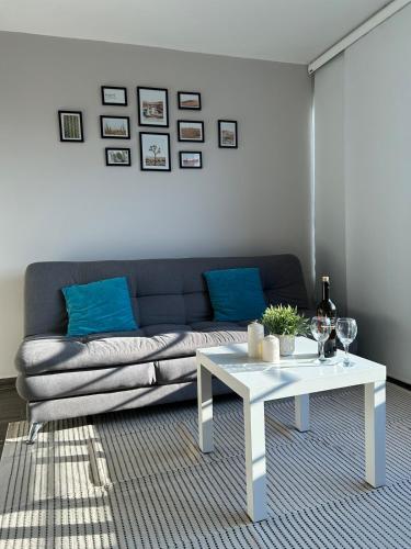a living room with a couch and a table at Moderno y acogedor apartamento en Yopal in Yopal
