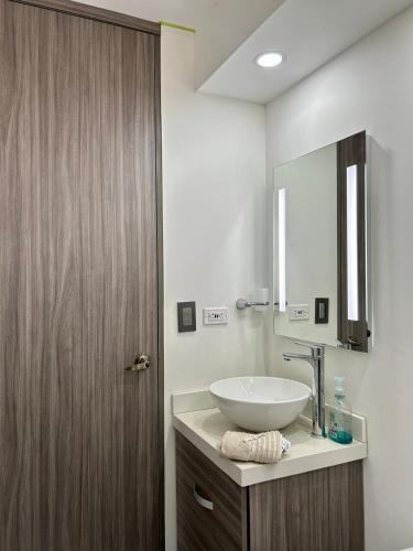 a bathroom with a sink and a mirror at Moderno y acogedor apartamento en Yopal in Yopal